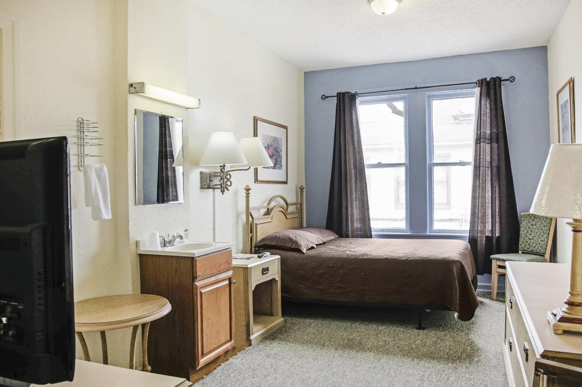 Oyo Historic Cameron Hotel Brownsville I-69E Экстерьер фото