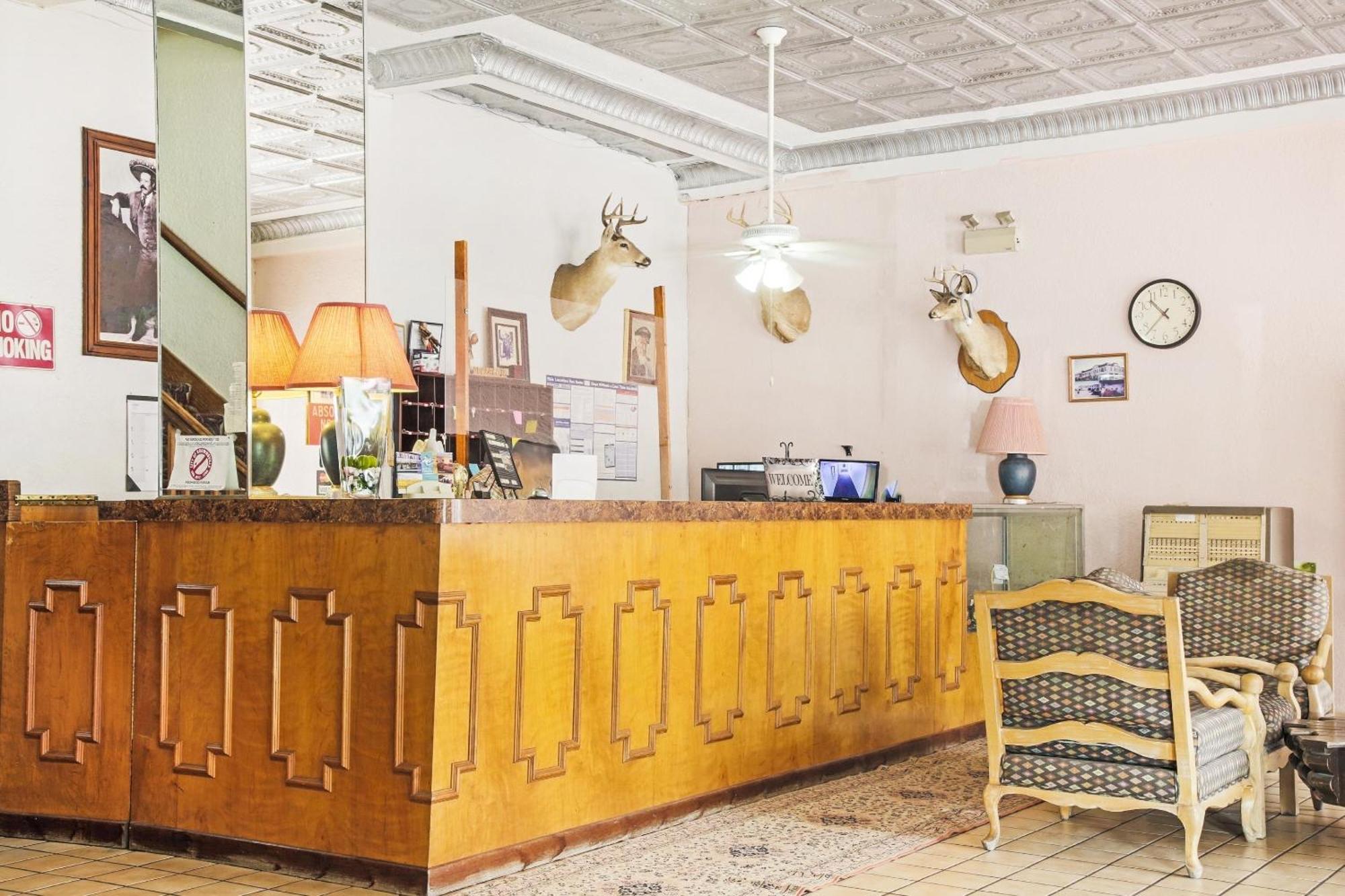Oyo Historic Cameron Hotel Brownsville I-69E Экстерьер фото